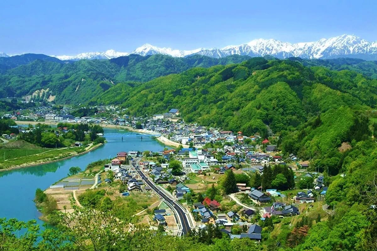 長野県長野市の信州新町エリア。紹介する物件がある地域で、国道19号沿いに中心地が広がる