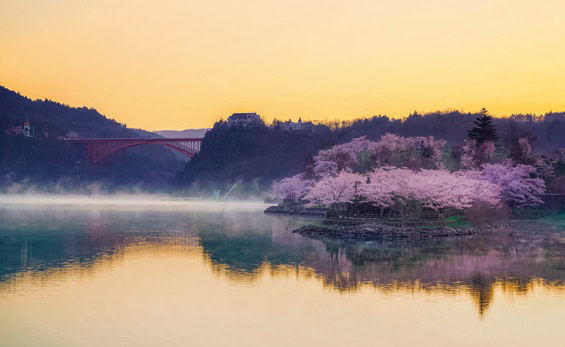 桜や紅葉が美しい、恵那峡さざなみ公園の夜明け／岐阜県恵那市