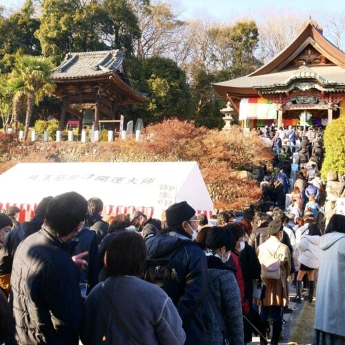 埼玉県熊谷市にある「埼玉厄除け開運大師・龍泉寺」は、日本三大厄除け開運大師のひとつとして知られていますが、実は切り絵御朱印発祥の寺でもあるんです。