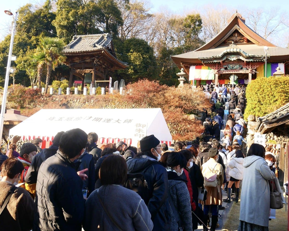 埼玉県熊谷市にある「埼玉厄除け開運大師・龍泉寺」は、日本三大厄除け開運大師のひとつとして知られていますが、実は切り絵御朱印発祥の寺でもあるんです。