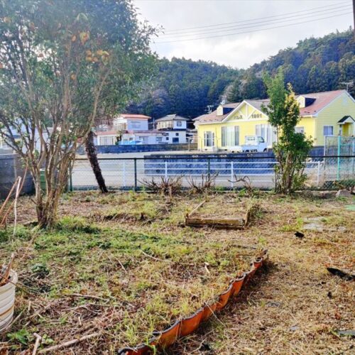 宮城県石巻市の物件の庭。母屋の横には柚子の木があります