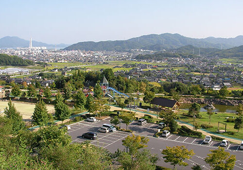 山口県柳井市のアデリーホシパークは市内を一望できる高台にあります。ジョギングコースやテニスコートなどがあり、健康広場には子どもたちに大人気の遊具が充実していて、週末は多くの家族連れでにぎわいます。また園内の「アクアヒルやない」には温水プールやフィットネスジムも整備されています。