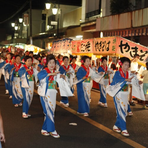 茨城県稲敷市では、7月26日(金)～7月28日(日)に江戸崎祇園祭が開催されます。江戸崎地区で400年以上続く伝統的な祭りです。八坂神社と鹿島神社が合同で行っており、神輿や山車が町内を巡行します。山車の上で演奏される「お囃子」や伝統的な「踊り」が見どころです。祭りのクライマックスは、お囃子に合わせて山車を回転させる「ぶん回し」や、祭りの最後で一台一台が去っていく「叩き別れ」です。観光客も多く訪れる茨城県内随一の祭りです。