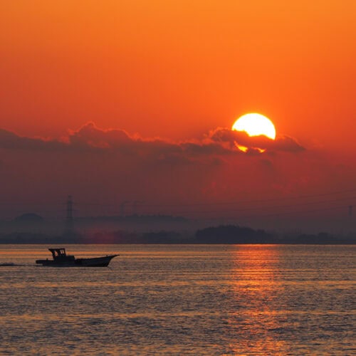 茨城県稲敷市の霞ケ浦は、国内第2位の湖面積を持つ湖で、流域面積は茨城県全体の1/3以上を占めています。その霞ヶ浦を夕陽が赤く染める様子は、まさに稲敷市でしかみられない風景です。