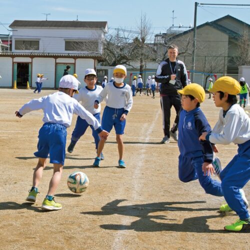 体育の授業。審判のバジャーさんは英語、子どもたち同士の声のかけ合いは日本語がメイン（豊橋市立八町小学校）／愛知県豊橋市