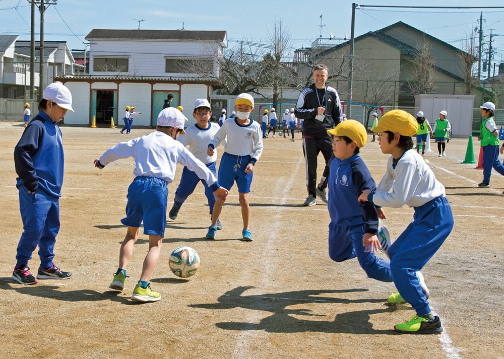 体育の授業。審判のバジャーさんは英語、子どもたち同士の声のかけ合いは日本語がメイン（豊橋市立八町小学校）／愛知県豊橋市