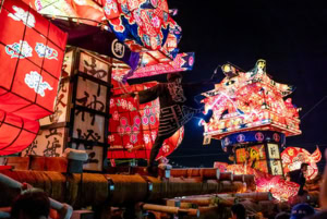 富山県小矢部市で開催される「津沢夜高あんどん祭り」では、巨大なあんどんの練り歩きやぶつかり合いを堪能できます