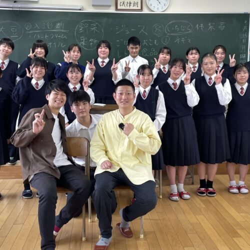 朝倉東高校の普通科生徒たちと一緒に地域活性化をテーマに商品開発に取り組む福岡県住みます芸人のカイキンショウ
