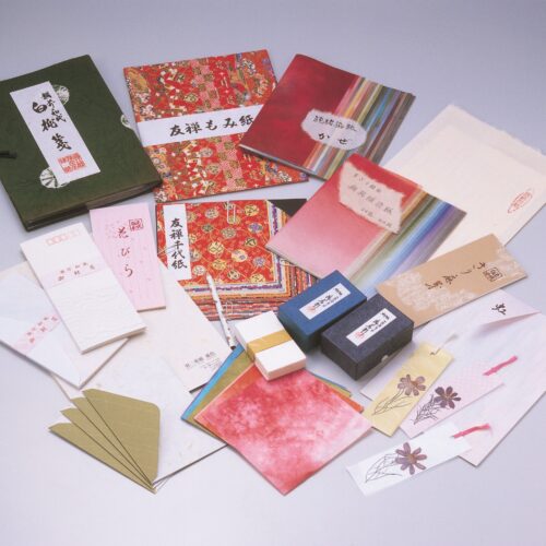 古くから越前市は「和紙」の産地として知られており、ここで作られる「越前和紙」は伝統工芸品に指定されています。