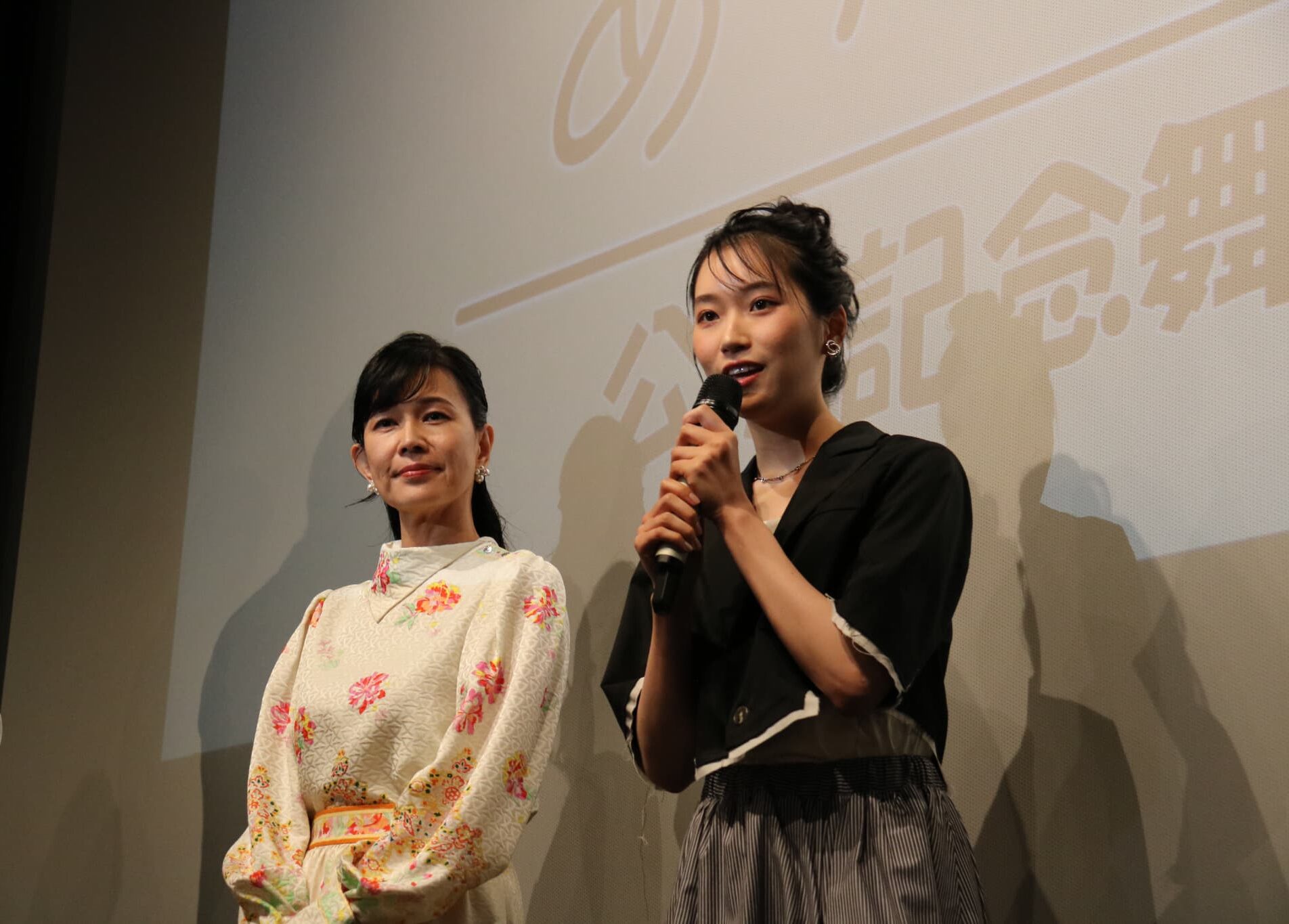地域発信型映画『空の港のありがとう』の舞台挨拶に登壇した清水美紗さんと片岡凜さん