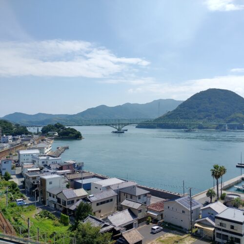 山口県柳井市の大島大橋は柳井市大畠と周防大島（すおうおおしま）を結ぶ全長1020ｍの橋です。橋の下には日本三大潮流の一つに数えられる大畠瀬戸のうず潮が見られます。橋からは海沿いを走るJR山陽本線を眺めることができ、撮り鉄にも人気のスポットになっています。