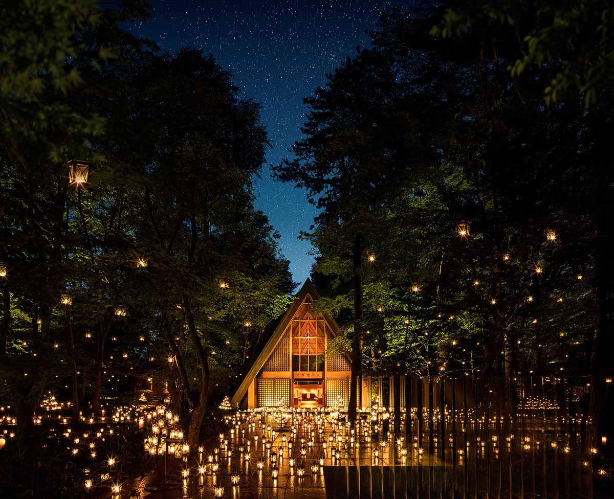 8月中毎日開催される「軽井沢高原教会のキャンドルナイト」は、さわやかな夜風にあたりながらロマンチックな時間を堪能できます。