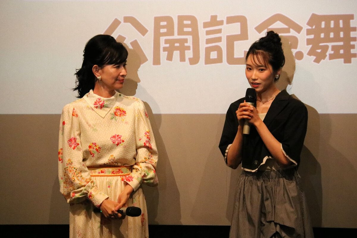 地域発信型映画「空の港のありがとう」の舞台挨拶に登壇した清水美紗さんと片岡凜さん