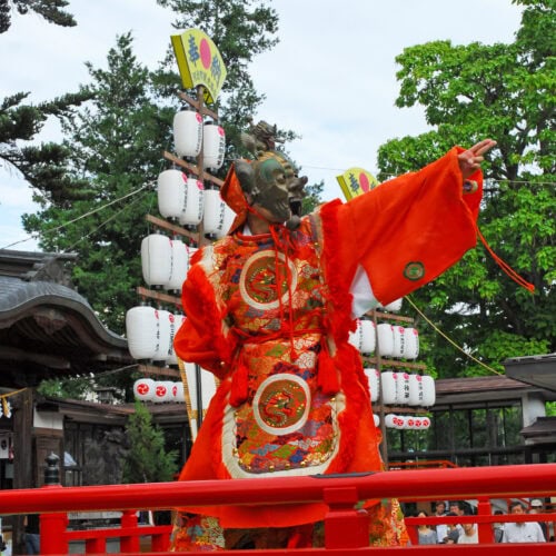 「谷地どんがまつり」は谷地八幡宮の例大祭として毎年9月に開催される山形県河北町の伝統的な祭りです。1,000年以上の昔から代々伝承され、国指定重要無形民俗文化財に指定されている「林家舞楽（はやしげぶがく）」が厳かに奉奏されます。