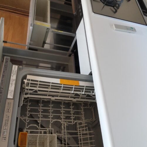 岡山県備前市の物件の最新のシステムキッチンです。子育て世帯にはうれしい食洗器も装備しています。