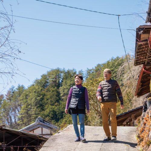 長野県飯田市に移住し、カフェとアトリエを始めた可知さん夫妻。散歩が日課