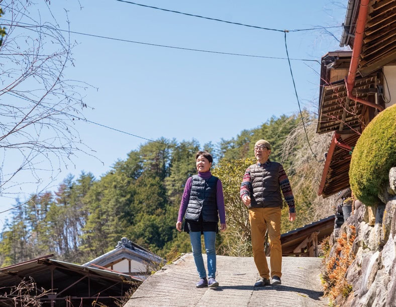 長野県飯田市に移住し、カフェとアトリエを始めた可知さん夫妻。散歩が日課