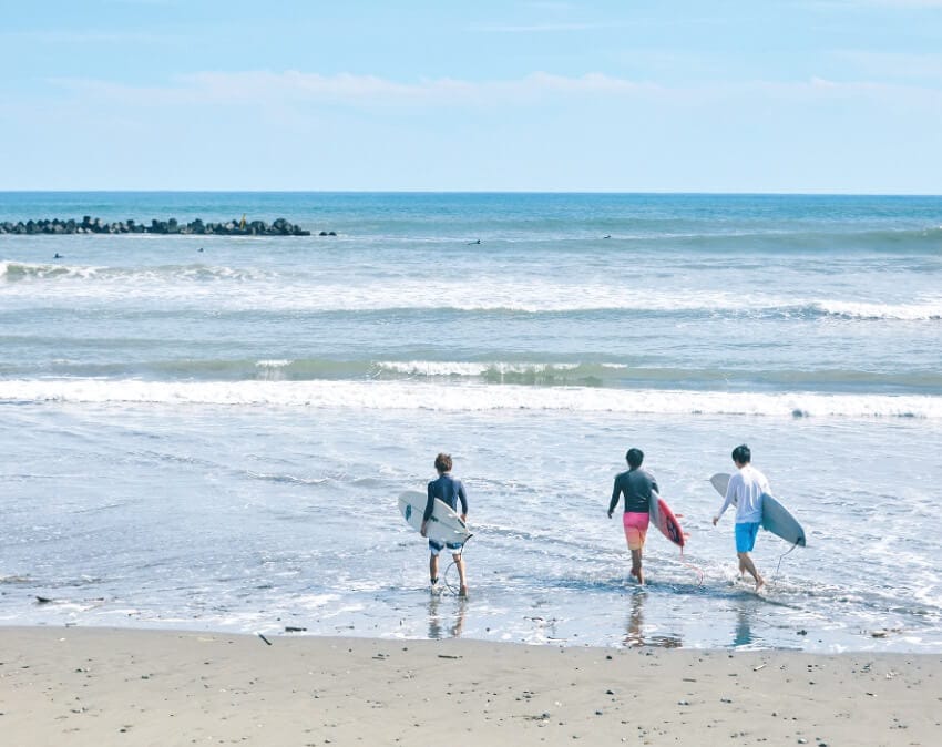 宮崎県高鍋町にあるサーフスポットとして人気の蚊口浜。浜の近くにはキャンプ場がある蚊口海浜公園もあり、豊かな自然のなかで海遊びが満喫できる。