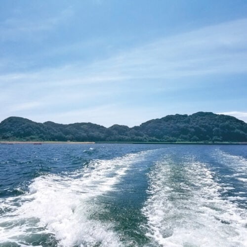 宮崎県門川町にある乙島は、門川湾に浮かぶ周囲約4㎞の無人島で、渡船を使って行き来でき、スーパー・ボートサーフィンの大会も開催された。