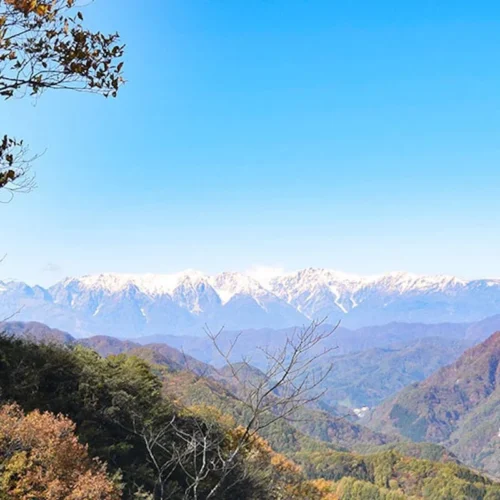 　長野市で最初に認定されたトレッキングコースが、七二会地区にある「陣馬平山（じんばだいらやま）トレッキングコース」です。秋には「陣馬平山トレッキング大会」が開催されます。コースの途中、北アルプスを望むことができます。