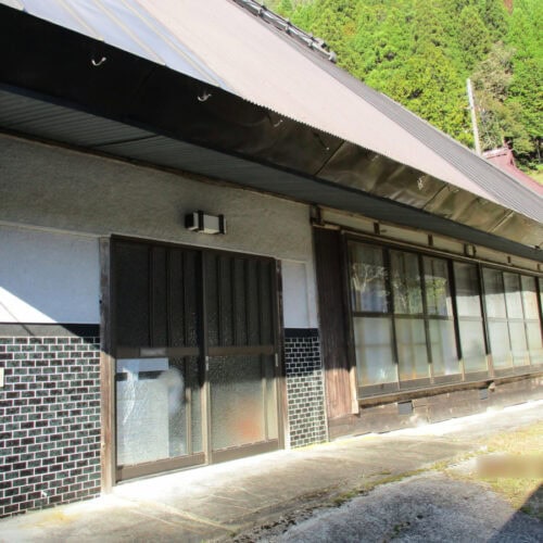 兵庫県佐用町の古民家物件の外観です。家の前には佐用川が流れ、のどかな景色が広がっています。