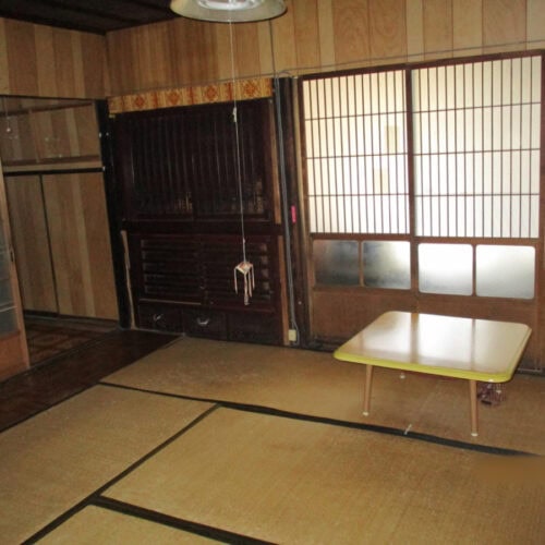兵庫県佐用町の古民家物件の和室。随所にアンティーク感のある建具があります。