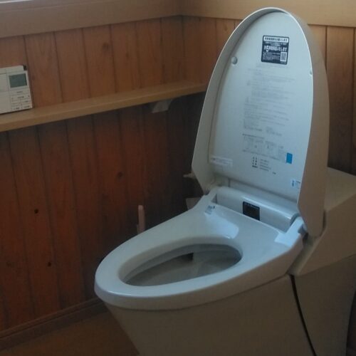 山形県河北町の物件のトイレです。温水洗浄便座にリフォームされています。水回りの設備が改修されているのはこの物件の嬉しいポイントです。