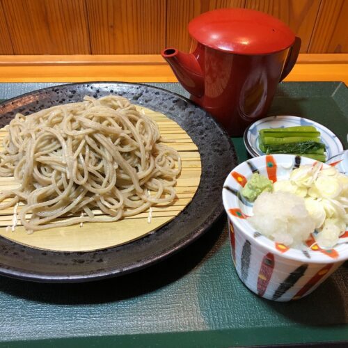 長野県南相木村の名物は地粉100％の「相木そば」です。きれいな水とおいしい空気、そして昼と夜の気温の差が激しく夜には霧が発生する高冷地の気候がおいしいそばを育みます。