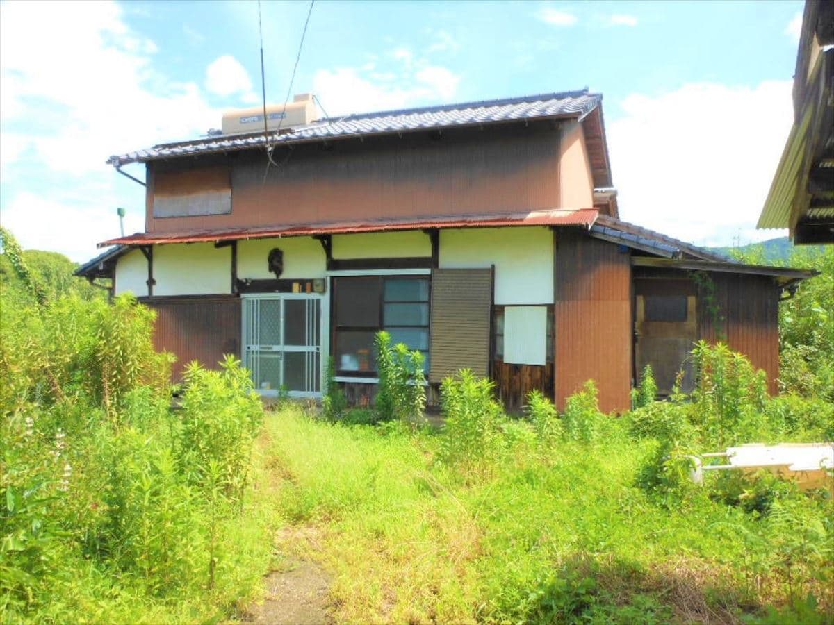 福岡県朝倉市の物件の外観。日当たり良好な木造二階建てです