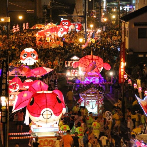 柳井の郷土民芸品「金魚ちょうちん」が会場一帯に飾られ、灯りが入り夜の町並みをゆらゆらと泳ぐ幻想的な姿がみられる金魚ちょうちん祭りは、柳井市だけで見られるの夏の風物詩です。