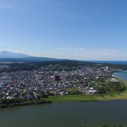 秋田県由利本荘市は山・川・海のすべてがそろったまちです。出羽富士とも呼ばれる鳥海山、そこから流れ出て市内を悠々と流れる一級河川の子吉川、そして流れ着くのが日本海。移動に時間をかけずに大自然に触れることができ、さまざまなアクティビティを満喫できます。