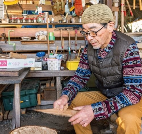 長野県飯田市に移住し、カフェとアトリエを始めた可知さん。自分でも作品を制作する