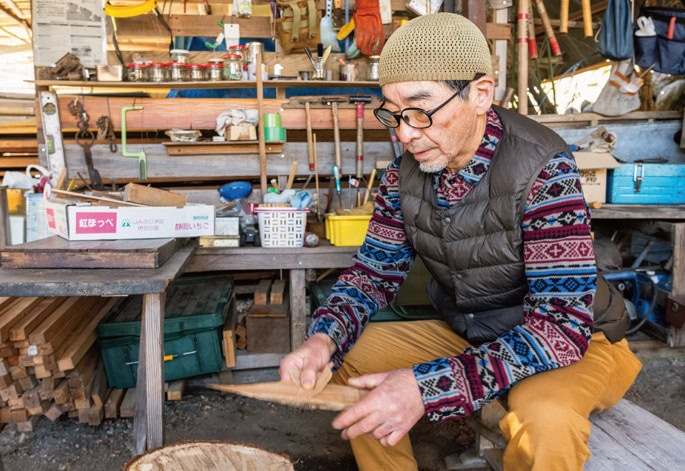 長野県飯田市に移住し、カフェとアトリエを始めた可知さん。自分でも作品を制作する