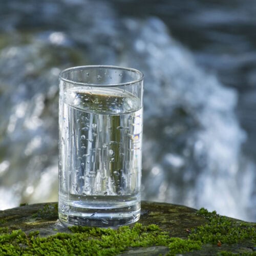 日本酒を楽しむ時に、和らぎ水と交互に飲むことで悪酔いしづらくなります。