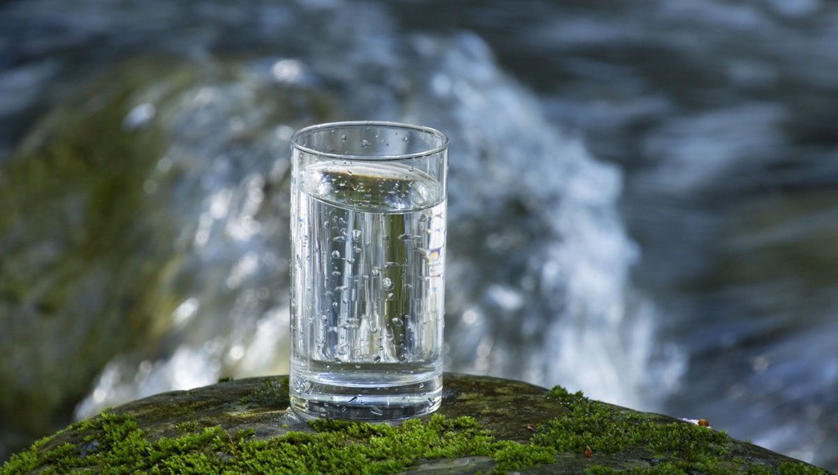 日本酒を楽しむ時に、和らぎ水と交互に飲むことで悪酔いしづらくなります。