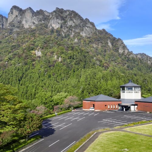 群馬県富岡市の妙義ビジターセンターです。妙義山周辺の観光や登山情報を発信し、妙義山の魅力を伝える施設です。大型立体模型やパネル展示で妙義山の自然や歴史をわかりやすく解説しています。