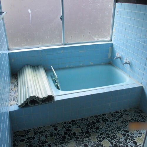 兵庫県佐用町の物件の浴室です。比較的きれいな状態ではありますが、古い設備で老朽化もみられるので、リフォームを検討してもよいかもしれません。