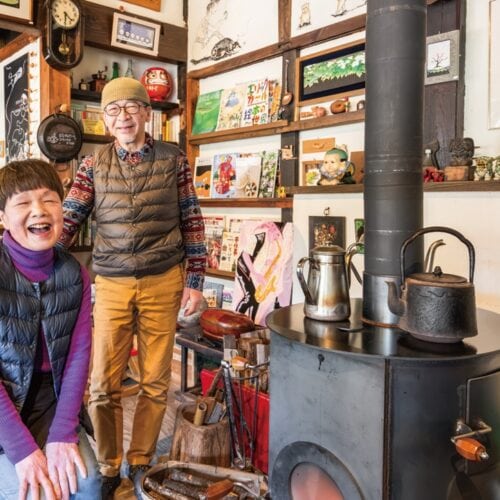 長野県飯田市の「珈琲 風」。店内には薪ストーブもある