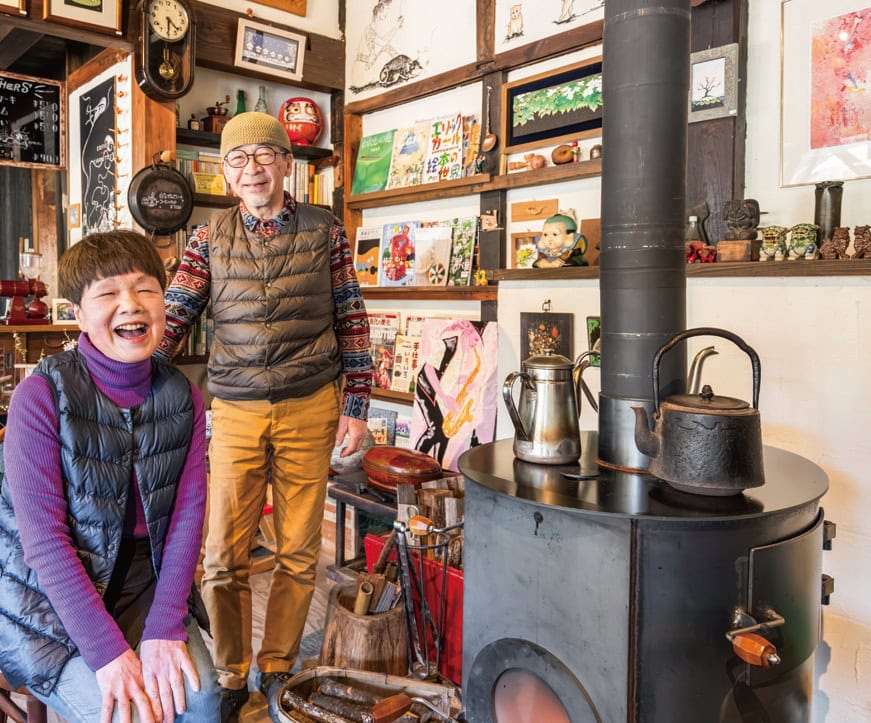 長野県飯田市の「珈琲 風」。店内には薪ストーブもある