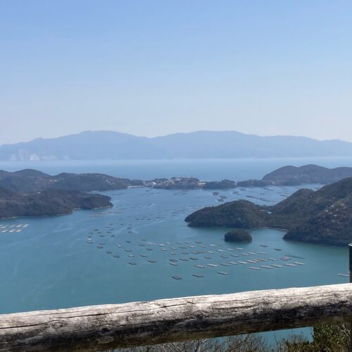 岡山県備前市はまちの南部、日生エリアからは、瀬戸内海ならではの穏やかな海を愛でることができます。写真は、瀬戸内海国立公園夕立受山からの景色。大小さまざまな島々を見渡すことができます。