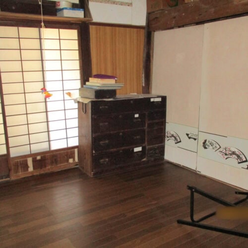 兵庫県佐用町の古民家物件の板の間。味わいのある床材が使われています。