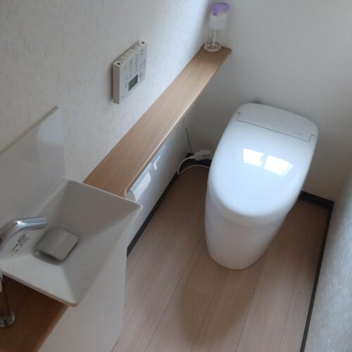 岡山県備前市の物件のトイレは全面リフォームされています。空き家物件を検討する際、水回りの老朽化はもっとも気になるポイントのひとつなので、リフォームされているのはこの物件の大きなメリットです。