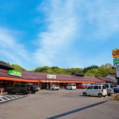 長野県長野市の道の駅「信州新町」。人気の手打ちそばのほか、穫れたて野菜なども販売している