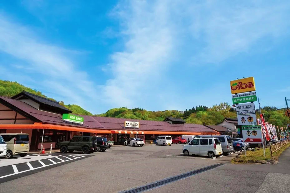 長野県長野市の道の駅「信州新町」。人気の手打ちそばのほか、穫れたて野菜なども販売している