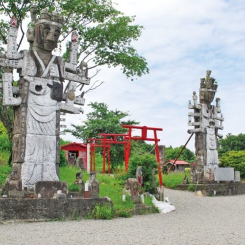 宮崎県高鍋町にある「高鍋大師花守山」は、ユニークな石像が立ち並び、季節の花々が咲き誇る憩いの場所。