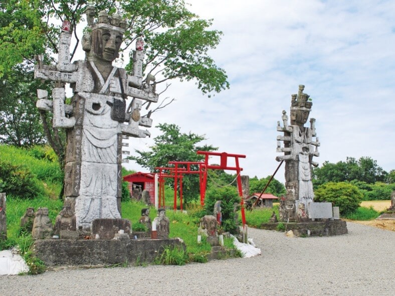 宮崎県高鍋町にある「高鍋大師花守山」は、ユニークな石像が立ち並び、季節の花々が咲き誇る憩いの場所。