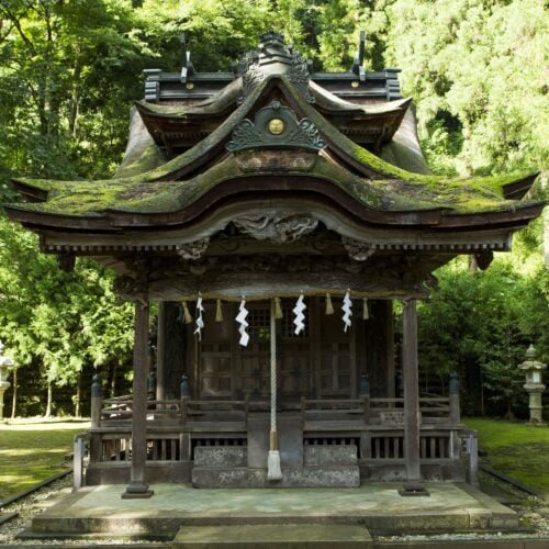 越前市には、紙の神様を祀った「岡太（おかもと）神社・大瀧神社」があり、和紙業界の総鎮守（そうちんじゅ）として知られています。