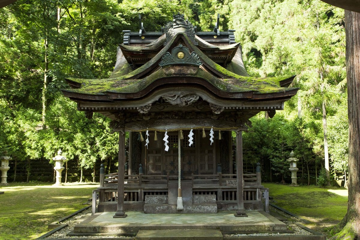 越前市には、紙の神様を祀った「岡太（おかもと）神社・大瀧神社」があり、和紙業界の総鎮守（そうちんじゅ）として知られています。