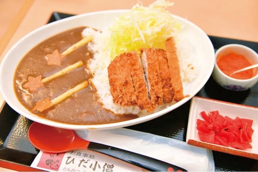 岐阜県飛騨市にある道の駅「スカイドーム神岡」のレストランで食べられるのが、ニュートリノをイメージしたスペースカツカレー