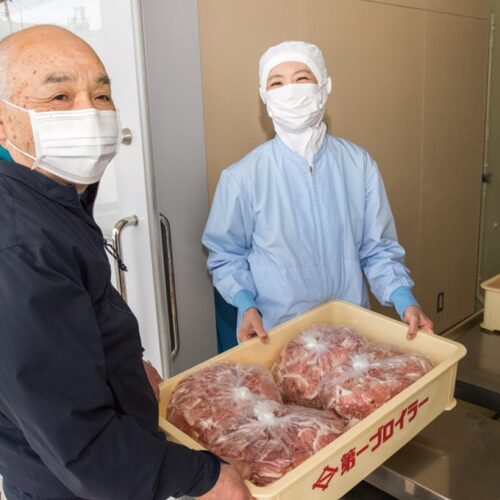 朝、地元のブランド肉「亜麻豚（あまぶた）」を納品するのは市内で長年精肉店を営む笹村毅さん